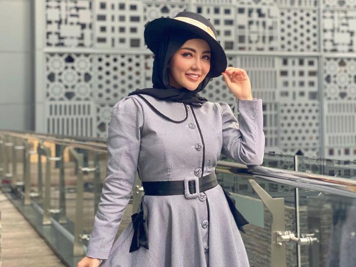 Bella Shofie berhijab