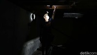 Marsel mengaku memanen sendiri sarang burung waletnya. Di siang hari, ia masuk ke kandang walet dan mengambil sarang-sarang yang sudah jadi dan siap dipanen. 