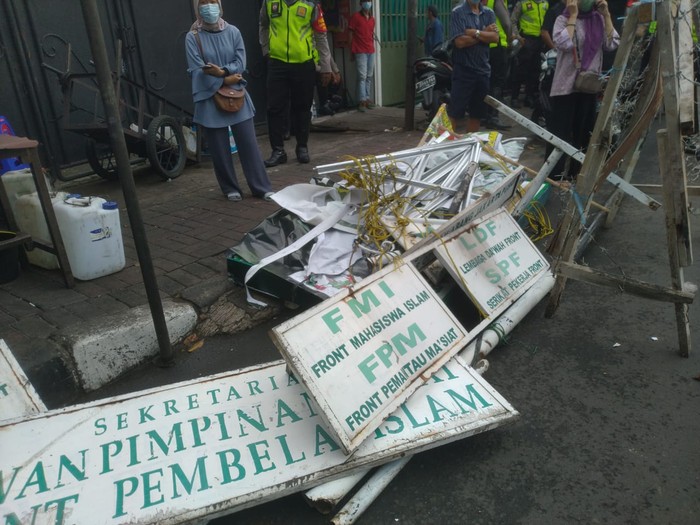 Brimob-TNI Robohkan Plang FPI di Jl KS Tubun Petamburan