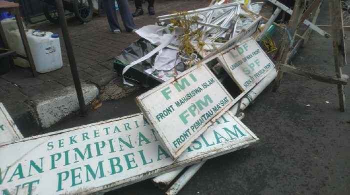Brimob-TNI Robohkan Plang FPI di Jl KS Tubun Petamburan