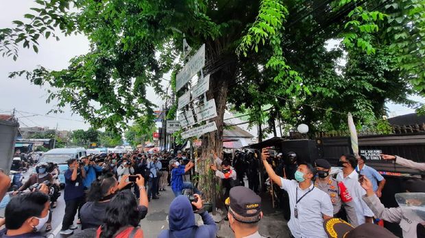 Brimob-TNI Robohkan Plang FPI di Jl KS Tubun Petamburan