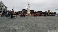 Tak hanya itu, dia juga melarang kendaraan berhenti saat melintasi kawasan ini. Tujuannya agar tak menjadi kemacetan yang berujung munculnya kerumunan orang.