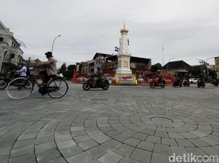 Tugu Pal Putih Yogyakarta kini ditutupi pagar. Hal ini untuk mencegah kerumunan orang selama malam pergantian tahun baru.