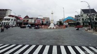 Langkah antisipasi atas munculnya kerumunan ini adalah pemagaran Tugu Pal Putih. Terlihat pagar berwarna orange telah mengitari tetenger Yogyakarta tersebut.