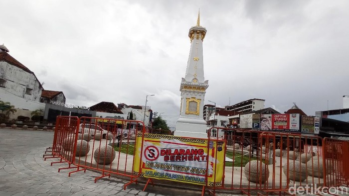 Tugu Pal Putih Yogyakarta kini ditutupi pagar. Hal ini untuk mencegah kerumunan orang selama malam pergantian tahun baru.