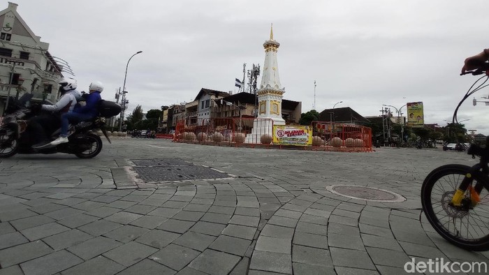 Tugu Pal Putih Yogyakarta kini ditutupi pagar. Hal ini untuk mencegah kerumunan orang selama malam pergantian tahun baru.