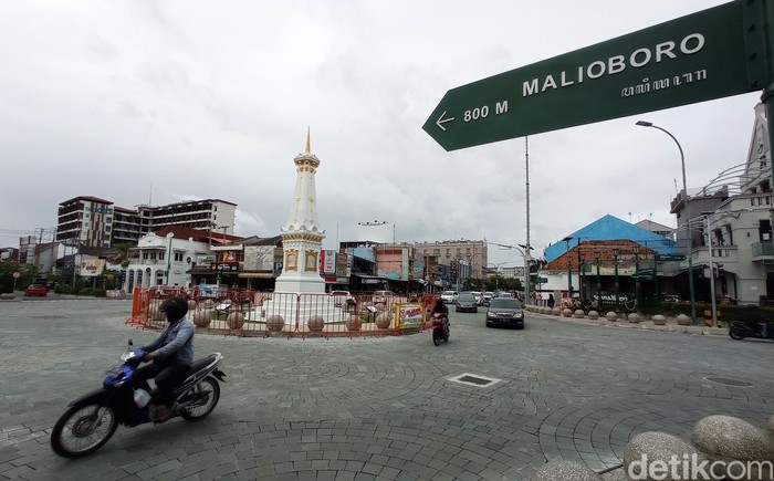 Tugu Pal Putih Yogyakarta kini ditutupi pagar. Hal ini untuk mencegah kerumunan orang selama malam pergantian tahun baru.