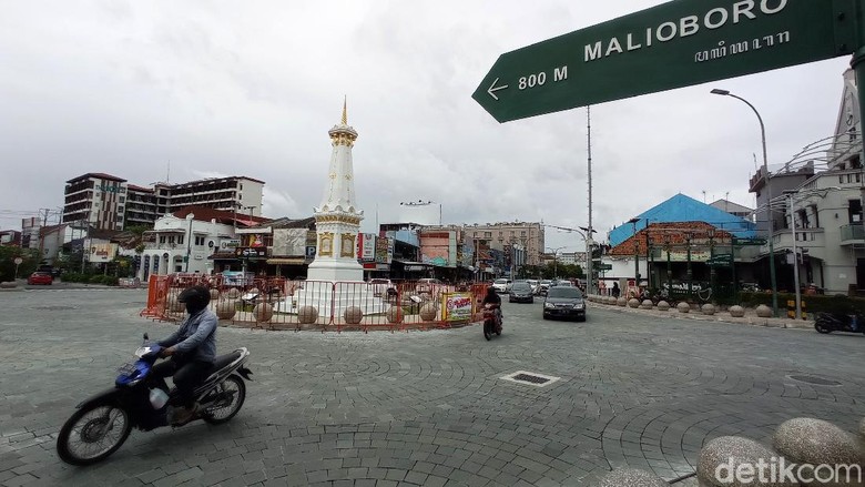 Cegah Kerumunan, Tugu Pal Putih Dipasangi Pagar Tugu Pal Putih Yogyakarta kini ditutupi pagar. Hal ini untuk mencegah kerumunan orang selama malam pergantian tahun baru.