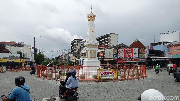 Cegah Kerumunan, Tugu Pal Putih Dipasangi Pagar Tugu Pal Putih Yogyakarta kini ditutupi pagar. Hal ini untuk mencegah kerumunan orang selama malam pergantian tahun baru.