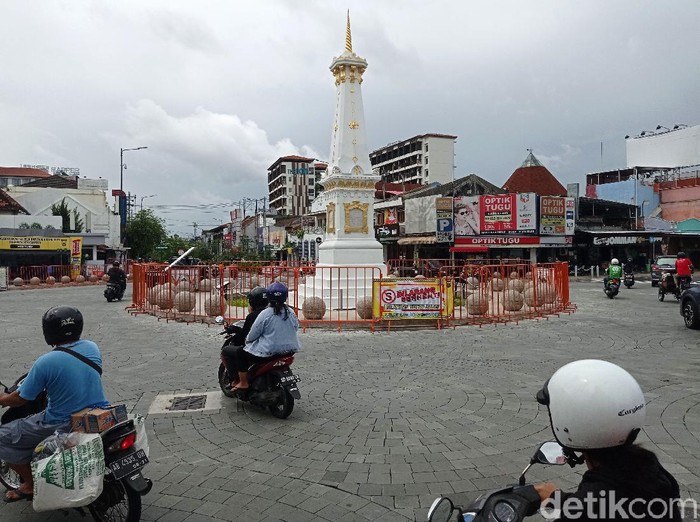 Tugu Pal Putih Yogyakarta kini ditutupi pagar. Hal ini untuk mencegah kerumunan orang selama malam pergantian tahun baru.