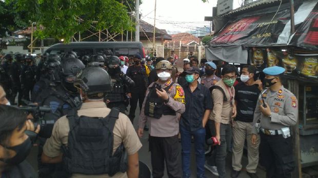 Datangi Petamburan Jakpus, Brimob-TNI Cabuti Spanduk FPI
