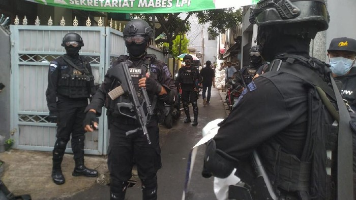 Datangi Petamburan Jakpus, Brimob-TNI Cabuti Spanduk FPI