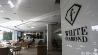 Sebagai hotel bintang 4, Fashion Hotel Legian memiliki 3 tipe kamar, yaitu Superior dengan harga Rp 350.000 per malam, Deluxe seharga Rp 450.000 per malam dan Fashion Suite dengan harga 750.000 per malam.
