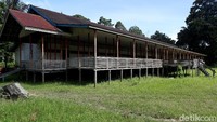 Rumah Betang yang ada disana juga dibiarkan terbengkalai begitu saja. Padahal, potensi wisata alam di Danau Buak ini terbilang sangat berpotensi karena lokasinya yang tak terlalu jauh dari pusat kota.