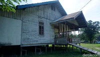 Sayang pengelolaan yang kurang efektif mengakibatkan wilayah ini terbengkalai dan tak terawat. Tampak dalam gambar, jembatan untuk menikmati danau ini pun sudah rusak tak beraturan. Rumah Betang yang dibangun juga dibiarkan terbengkalai begitu saja. Padahal, potensi wisata alam di Danau Buak ini terbilang sangat berpotensi karena lokasinya yang tak terlalu jauh dari pusat kota.