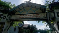 Sebuah gapura bertuliskan nama objek wisata Danau Buak ini pun sudah pudar seperti tak terawat.