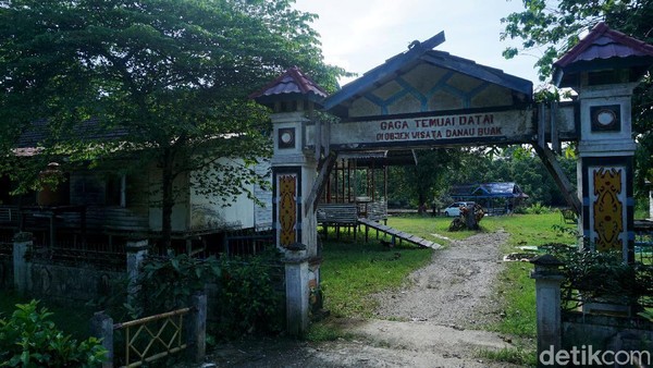 Dapat ditempuh dengan waktu tak lebih dari 25 menit perjalanan dari Kota Putussibau, ibu kota Kabupaten Kapuas Hulu Kalimantan Barat, kawasan wisata alam khas daerah tropis itu pun sudah siap menyambut wisatawan ataupun warga sekitar. Dapat ditempuh dengan waktu tak lebih dari 25 menit perjalanan dari Kota Putussibau, ibu kota Kabupaten Kapuas Hulu Kalimantan Barat, kawasan wisata alam khas daerah tropis itu pun sudah siap menyambut wisatawan ataupun warga sekitar.