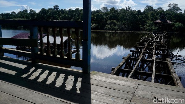 Pantulan cahaya langit seakan menembus danau menampilkan keindahannya dengan terang. Di danau yang sangat asri ini, terkadang kita dapat menyaksikan puluhan ikan-ikan kecil berlompatan di atas permukaan air. Pantulan cahaya langit seakan menembus danau menampilkan keindahannya dengan terang. Di danau yang sangat asri ini, terkadang kita dapat menyaksikan puluhan ikan-ikan kecil berlompatan di atas permukaan air.