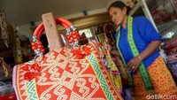 Selama lebih dari dua dekade, Susana menekuni kerajinan tenun khas Iban. Keahlian menenun didapatkannya sejak kecil dari sang ibu.