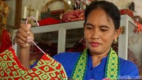 Selain itu, karena pengrajin tenun sidan tinggal di wilayah perbatasan, mereka lebih mudah mengirim hasil kerajinannya ke Malaysia ketimbang menjualnya di dalam negeri. Pasaran terbesar ada Malaysia di Kuching dan sekitarnya. Bahkan Susana juga sudah beberapa kali mengikuti pameran sampai ke KL (Kuala Lumpur) untuk memperkenalkan tenun sidan.