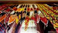 Selain tenun, ia juga meminta para pengrajin mitra binaannya itu memproduksi manik-manik. Sebagai aksesoris untuk kelengkapan pakaian khas dayak Iban.