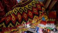 Agar tenun sidan tak pindah tangan ke negara tetangga, Susana berupaya mengenalkan produknya itu di pasar dalam negeri. Untuk menjangkau pasar yang lebih luas di Indonesia, ia menjajaki pameran-pameran seperti Inacraf.