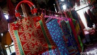 Produk-produk tenun sidan buatan Susana itu kebanyakan dikirim ke Malaysia. Karena tenun sidan lebih banyak digunakan oleh keturunan Iban di Malaysia ketimbang di Indonesia, sehingga pesanan terbesar datang dari Negeri Jiran.