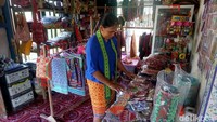 Dalam membuat kerajinan tersebut, Susana memberdayakan ibu-ibu rumah tangga di daerah Putussibau dan sekitarnya. Ia meminta ibu-ibu mitra kerjanya untuk menenun lembaran kain tenun. Setelah jadi, kain tersebut dikirimkan kepada Susana untuk dibentuk menjadi berbagai produk.