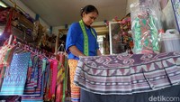 Untuk menarik minat berbagai kalangan konsumen, Susana mengemas tenun sidan menjadi produk-produk fesyen dan aksesori, seperti gelang, ikat kepala, peci, dan tas. 