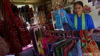 Namun, di masa pandemi Susana menemui hambatan dalam penjualan produknya karena perbatasan Indonesia-Malaysia ditutup dan permintaan di dalam negeri juga menurun. Jika dalam kondisi normal dia bisa mendapat omzet Rp 10-15 juta sebulan, kini penghasilannya merosot tak menentu besarnya. Dalam kondisi sulit tersebut, ia bersyukur mendapatkan relaksasi kredit dari BRI. Keringanan pembayaran angsuran mengurangi beban keuangan Susana di masa pandemi.