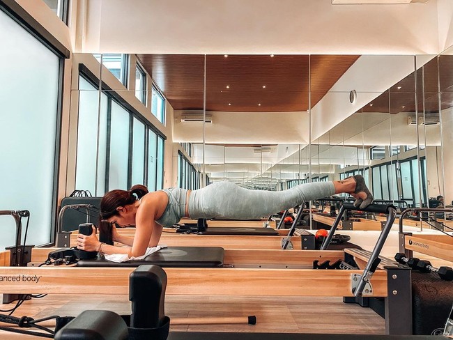 Rahasia tubuh langsing Gisella Anastasia selanjutnya, ia rutin melakukan gerakan plank. Gerakan ini bagus untuk melatih keseimbangan tubuhmu. Meskipun terlihat mudah, olahraga ini mempunyai kesulitannya sendiri. Foto: Instagram @gisel_la