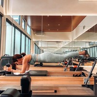 Rahasia tubuh langsing Gisella Anastasia selanjutnya, ia rutin melakukan gerakan plank. Gerakan ini bagus untuk melatih keseimbangan tubuhmu. Meskipun terlihat mudah, olahraga ini mempunyai kesulitannya sendiri. Foto: Instagram @gisel_la