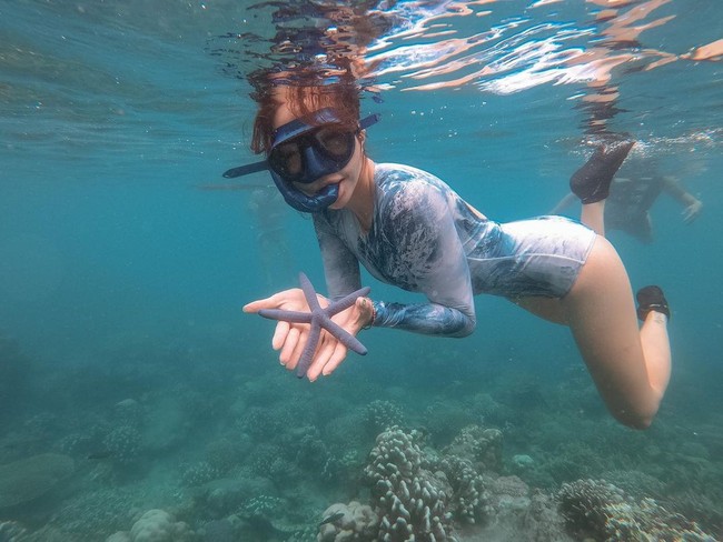 Gisel juga mengabadikan momen saat ia sedang snorkeling di Pulau Macan, Kepulauan Seribu, Jakarta. Ia merasa antusias saat berfoto dengan bintang laut. Selalu merasa punya ikatan emotional khususssss sm laut dan segala isinya... bener aja kan, kmrn pertama kalinya snorkling yg proper (telat bgt yaaa) rasanya bahahia smpe mau nangisss... Beneran abis ini bertekad pgn ambil license buat nyelem ah drdl mau tp ga jadi jadi.. next kl udh membaik smuanya aku mau banget ab Mau nyemplungg lg skrg!, tulis Gisella Anastasia di akun Instagramnya. Foto: Instagram @gisel_la