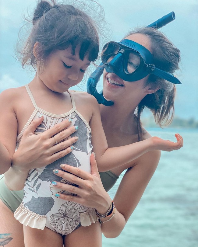 Masih memakai alat snorkeling, Gisel berfoto dengan putrinya Gempita yang semakin menggemaskan. Olahraga Snorkeling juga bisa menjadi solusi masalah pernapasan, mengeluarkan racun dalam tubuh dan menurunkan risiko diabetes. Foto: Instagram @gisel_la