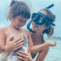 Masih memakai alat snorkeling, Gisel berfoto dengan putrinya Gempita yang semakin menggemaskan. Olahraga Snorkeling juga bisa menjadi solusi masalah pernapasan, mengeluarkan racun dalam tubuh dan menurunkan risiko diabetes. Foto: Instagram @gisel_la