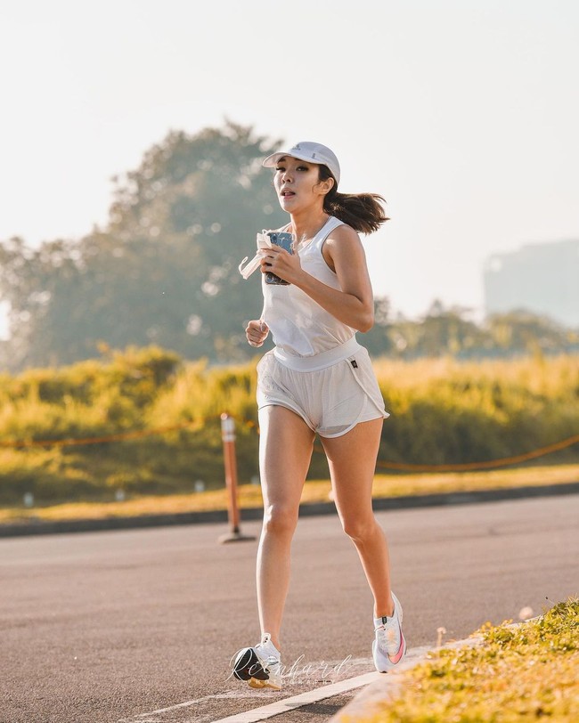 Untuk membakar kalori, Gisel juga olahraga jogging di lapangan terbuka. Mantan istri Gading Marten itu tampak memakai busana olahraga serba putih. Foto: Instagram @gisel_la