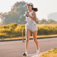 Untuk membakar kalori, Gisel juga olahraga jogging di lapangan terbuka. Mantan istri Gading Marten itu tampak memakai busana olahraga serba putih. Foto: Instagram @gisel_la