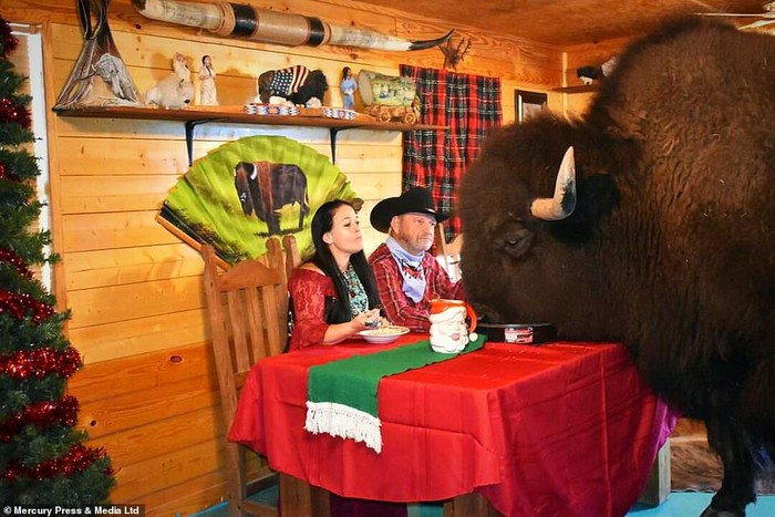 Gokil! Pasangan Ini Hidup dan Makan Bareng Banteng Raksasa di Dalam Rumah