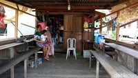 Sementara halaman depannya ia buatkan kursi panjang lengkap dengan meja kayunya yang menempel ke dinging untuk para pelanggang dan pembelinya makan di tempat. Sektor UMKM, termasuk di dalamnya usaha mikro, adalah ujung tombak perekonomian Indonesia. Oleh sebab itu, upaya penyelamatan pelaku UMKM melalui skema BPUM termasuk ikhtiar membangkitkan ekonomi Indonesia.