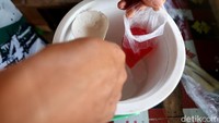 Sebulan terakhir, Hadi bisa sedikit bernafas lega lantaran penghasilannya bisa mencapai Rp 300-400 ribu dalam sehari. Berkat bantuan BPUM ia pun bikin kembali membuat sate 3-5 kilo dalam sehari. Kalau sebelumnya paling banyak hanya 1 kilo sehari. Sementara penghasilan dari jualan minuman seduh tidak seberapa.
