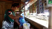 Di awal pandemi, ia merasakan penghasilannya menukik. Dalam sehari ia hanya dapat Rp 50 ribu, bahkan pernah tidak mendapatkan pemasukan sama sekali. Beruntung, ia terpilih menjadi penerima BPUM sehingga bisa menambah modal usahanya. Usai mendapatkan BPUM selama sebulan terakhir penghasilannya meningkat.