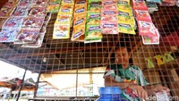 Untuk bantuan warung dan PKL dan pemerintah juga memberikan bantuan warung dan PKL dengan skema sama dengan BPUM, yaitu untuk 1 juta penerima dengan bantuan 1,2 juta dan ini dibagikan melalui TNI Polri sehingga ini diharapkan memberikan bantuan ke masyarakat secara tunai terutama di wilayah-wilayah level 4. Foto: Rachman_punyaFOTO.