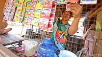 Pasar-pasar sepi, rumah makan tutup, ekspor-impor barang tersendat sehingga membuat masyarakat merasakan tekanan ekonomi yang sulit. Hal itulah yang dialami Abdul Hadi (39), penjual sate brutu dan minuman seduh.