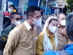 Heboh Wanita Emas Bagi-bagi Uang di Tanah Abang