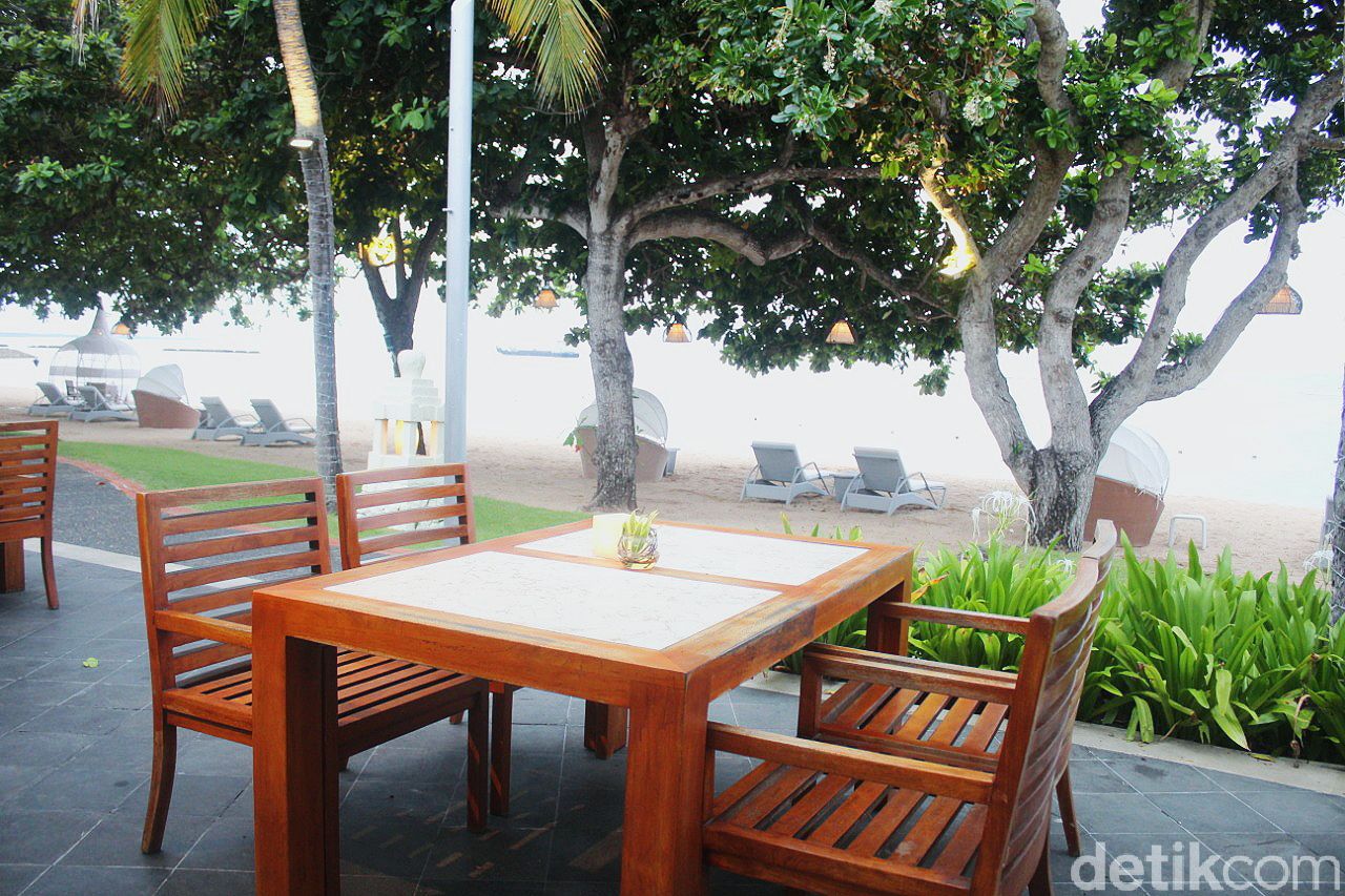 Ikan Beachfront Restaurant : Menikmati Ikan Bakar Mahi-mahi dengan Panorama Laut