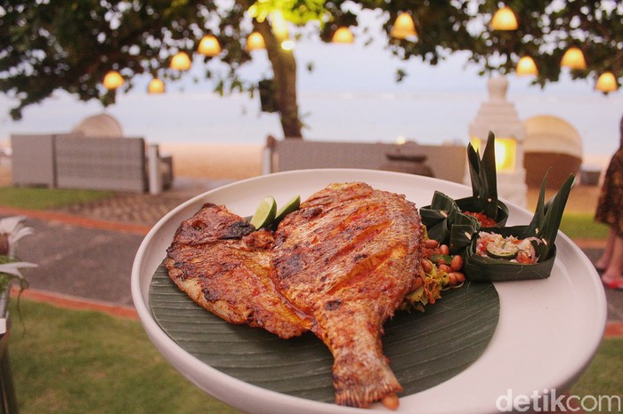 Ikan Beachfront Restaurant : Menikmati Ikan Bakar Mahi-mahi dengan Panorama Laut