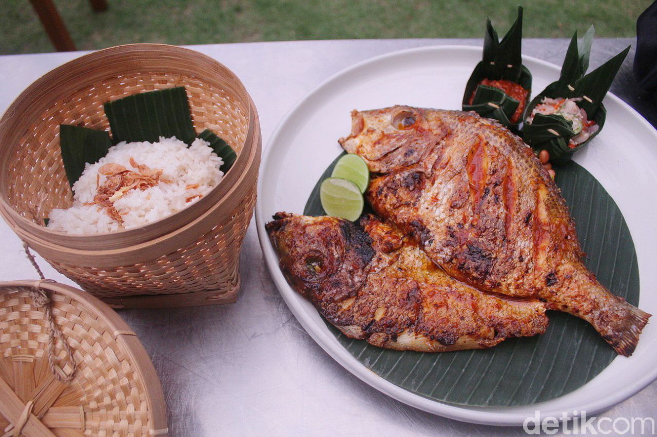 Ikan Beachfront Restaurant : Menikmati Ikan Bakar Mahi-mahi dengan Panorama Laut