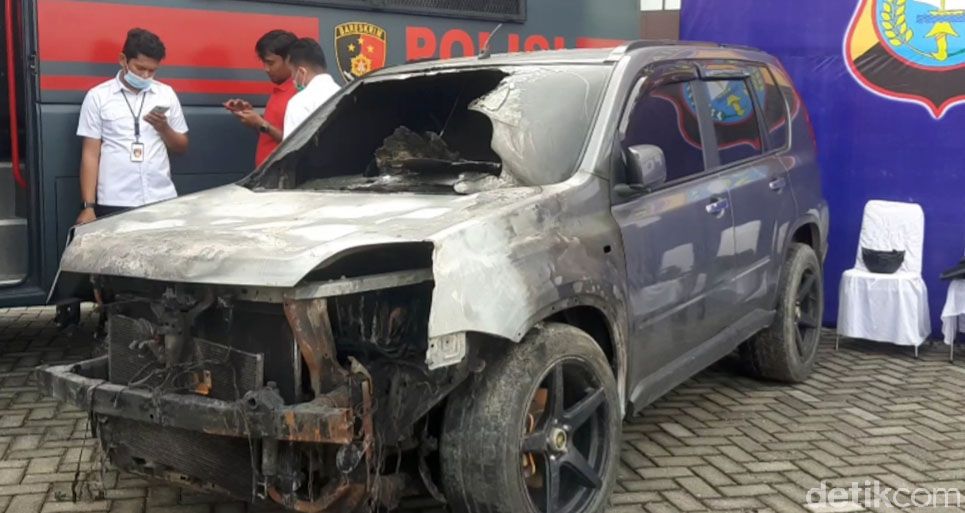 Polisi tangkap 4 orang terduga pelaku pelemparan molotov ke rumah wartawati di Riau. Pelaku disebut mengaku diperintah turut membakar korban.