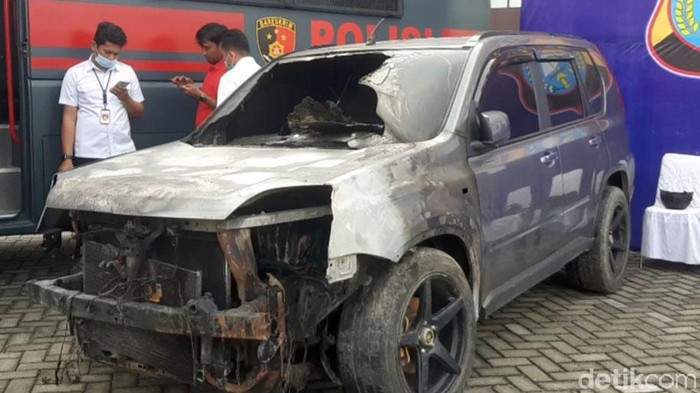 Polisi tangkap 4 orang terduga pelaku pelemparan molotov ke rumah wartawati di Riau. Pelaku disebut mengaku diperintah turut membakar korban.