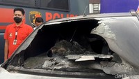 Para pelaku diduga beraksi dengan diberi imbalan Rp 30 juta. Namun, uang yang diterima baru Rp 27 juta dan sisanya diberikan setelah beraksi.